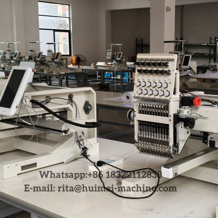 Un rincón del taller de montaje de máquinas de bordar industriales.
